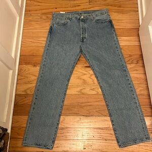 Levi’s W:35 L:30